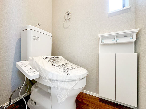 【ウォシュレットトイレ】洗浄機能付き便座を標準装備。冬の寒い時期には暖房機能も活躍。快適にご利用いただけます。