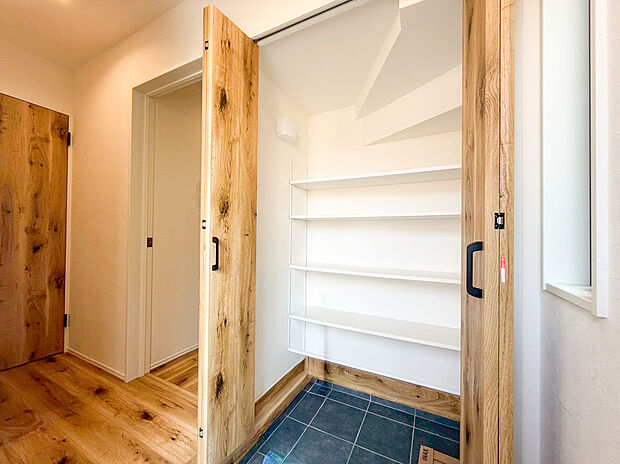 【シューズインクローゼット】大容量のウォークインシューズクローゼットが嬉しい住まい。ご家族全員の靴はもちろん、お子様のおもちゃやベビーカー、パパのゴルフバック、カー用品などかさ張る物もスッキリまとめておしまい頂けます。