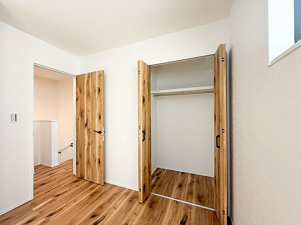 【居室収納】全居室には大型の収納クローゼットを完備！普段使いのお洋服や小物はもちろん、季節物のお洋服などもしっかりと整理整頓おしまい頂けます。居室空間をより広く隅々までお使いいただけますね。