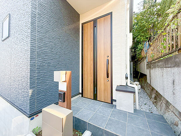 【洗練されたデザイン】第一種低層住居専用地域の良好な住環境が保たれたエリア。低層の一戸建てを中心とした街並みが整然と続き、周辺は高い建物が建っていないので、採光や開放性に恵まれ、空が広く緑の多い閑静な趣を感じる環境です。