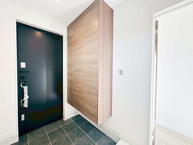 【玄関】散らかりがちな玄関もスッキリと保てる玄関収納は、家の中に入る時一番最初に目に付く場所だからこだわりたいですよね！木目調の落ち着いた雰囲気の色目が、お部屋の雰囲気をそのまま表している家の顔です。