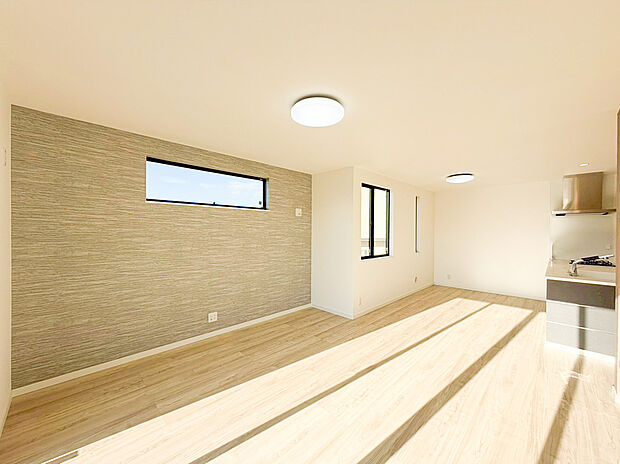 【リビング】オープンでのびやかな空間を生み出す、こだわりの広がりとゆとり。家族と過ごす時間を大切にしたい方にぴったりの明るくゆとりある住空間です。南側の窓からの日差しがリビングの隅々までしっかりと届きます！