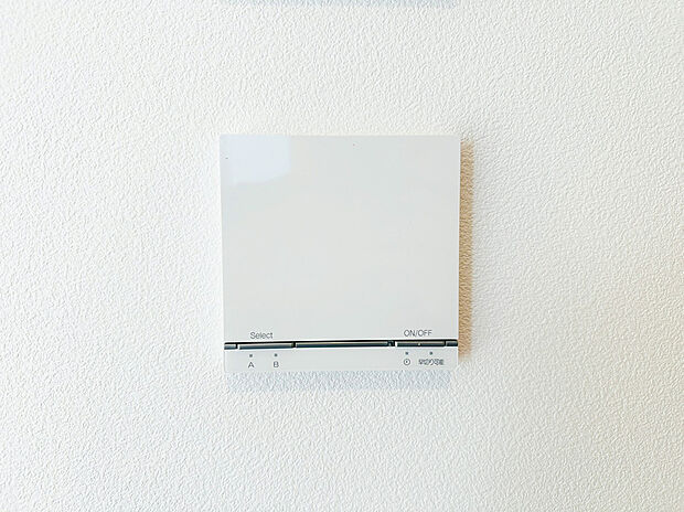 【床暖房】空気もクリーンでご家族に優しい床暖房付。足元からポカポカ温めるので空気を乾燥させることがなく、小さなお子様やお肌を気にする女性にもピッタリ。暖かな部屋に自然と集まるので、団らんの時間が増えますね！