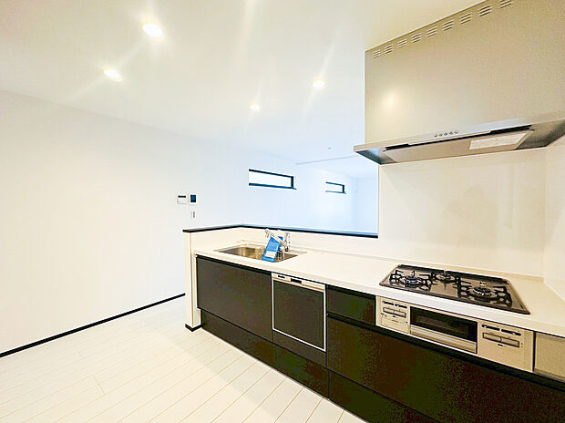 【キッチン】リビング対面式のカウンターキッチンですので、出来上がったお料理をカウンターに並べてお子様が運ぶなど、お手伝いの時間も増えそうですね!ご家族と会話をしながらお料理を楽しめ一体感を感じられるキッチン仕様。