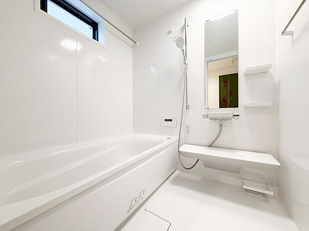 【ユニットバス】ゆったり入れる一坪バス。足を伸ばして入れるサイズは一日の疲れを癒すのに嬉しい広さですね。またお子様と一緒の入浴も充分な広さです。追い焚き機能や保温機能付きで快適なバスタイムをお楽しみください。