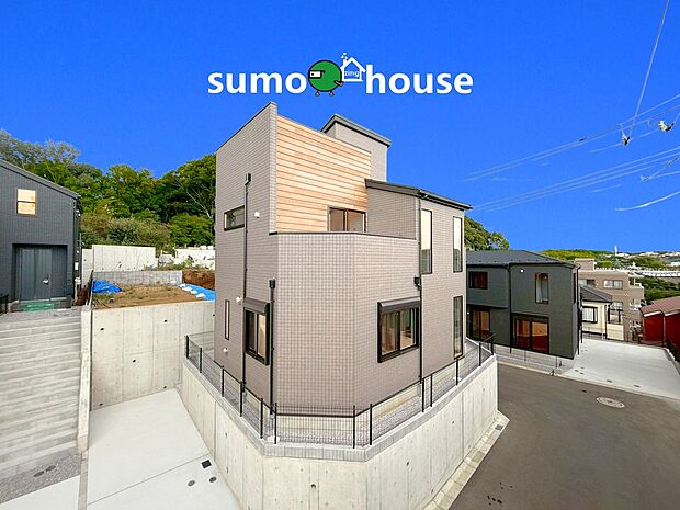 【洗練されたデザイン】閑静な住宅地に馴染む落ち着いた色合いの外観。長く愛着を持って住んで頂きたいからこそ飽きのこないシンプルな色目に仕上げました。外壁には耐久性・防汚性に優れたサイディング材を使用しております!