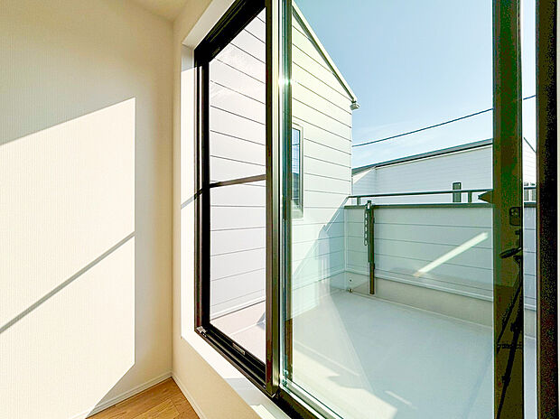 【居室】光が沢山取り込める大きな窓。2面採光なので、日差しを長時間受ける事が出来る暖かいお部屋です。もちろんペアガラスなので、遮音性にも優れ、結露も発生しにくい構造。サッシ周りのカビが発生しにくくなりますね。