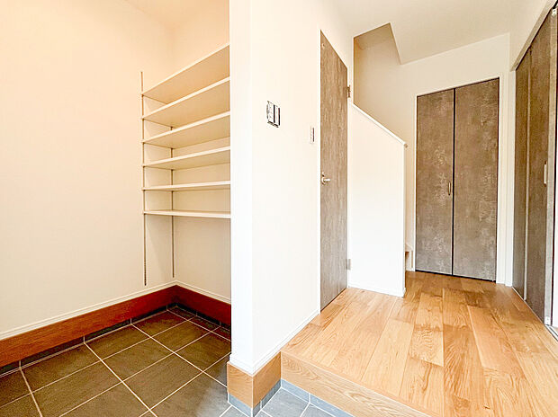 【シューズインクローゼット】大容量のウォークインシューズクローゼットが嬉しい住まい。ご家族全員の靴はもちろん、お子様のおもちゃやベビーカー、パパのゴルフバック、カー用品などかさ張る物もスッキリまとめておしまい頂けます。