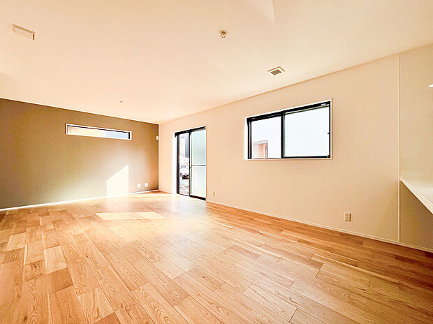 【リビング】南に大きく面した掃出し窓から光が降りそそぐ開放的なリビング。大きな窓からは、太陽のやわらかな光はもちろん、年中爽やかな風が吹き抜けます。自然の恵みが、快適で心地の良い空間を演出してくれますね。