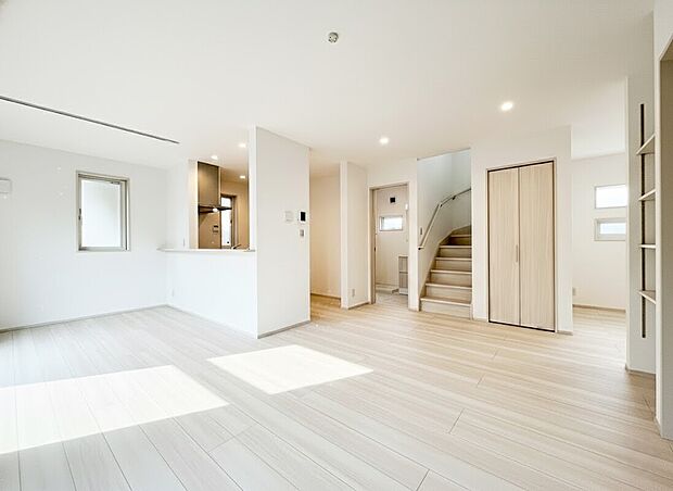 【リビング】空気もクリーンでご家族に優しい床暖房付。足元からポカポカ温めるので空気を乾燥させることがなく、小さなお子様やお肌を気にする女性にもピッタリ。暖かな部屋に自然と集まるので、団らんの時間が増えますね！