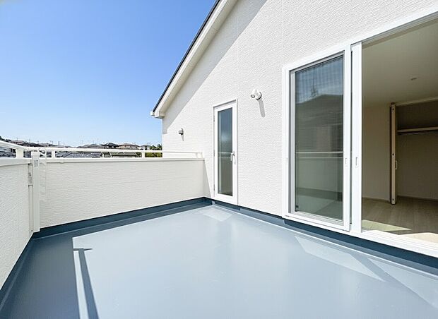 【ルーフバルコニー】お洗濯物を干すだけのスペースではもったいない多用途にご利用いただける大型ルーフバルコニーです。天気の良い日にはテーブルとイスを並べて外でお食事なども楽しめ、ご家族憩いの場としてもご利用いただけます。