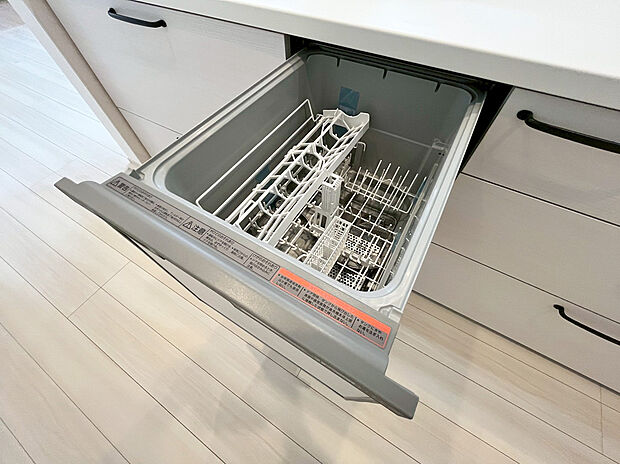 【食洗機】食器洗乾燥機付きで家族の食器もピカピカ。後片付けもラクラクこなせて、環境にもママの手にも優しい設備です。システムキッチン内に納まっているので、お料理の邪魔にもならずスッキリ快適にご利用いただけます。