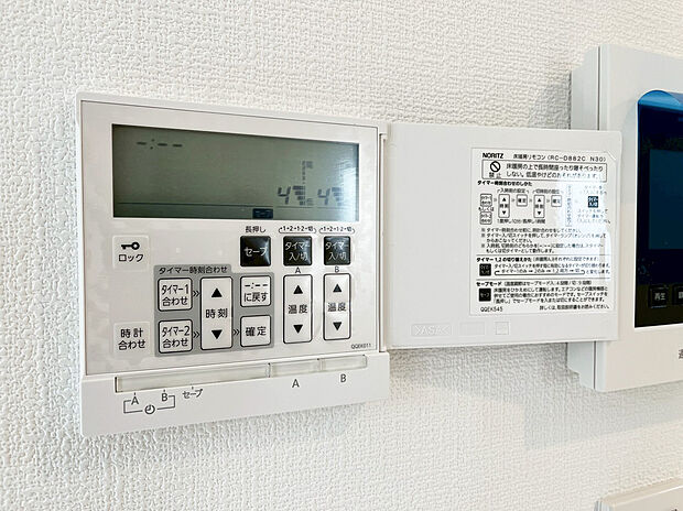 【床暖房】リビングダイニングには床暖房を設置！エアコンだけだと空気が乾いてしまったり、暖かい空気が上部に逃げてしまいますよね。足元から身体の芯まで温めてくれて肌にもやさしい快適さを演出した設備です。