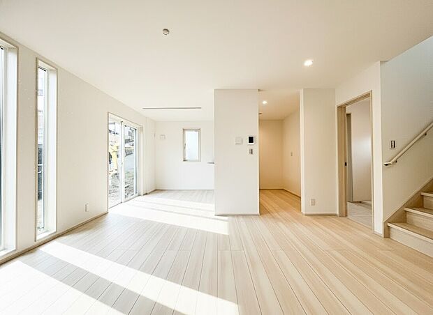 【リビング】家族の一体感を感じられる広々とした20帖のスペース。家族と過ごす時間を大切にする方にピッタリのゆとりの住空間です。お子様が元気に走り回っても安心して見守れます。家族の笑い声が今にも目に浮かびそう。