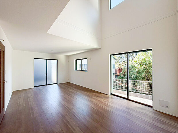 【リビング】圧巻の吹き抜け天井から豊かな光が降り注ぐ、開放感あふれるLDKです 。約20帖  の広々とした空間は、家族みんながゆったりと過ごせる贅沢な設計。