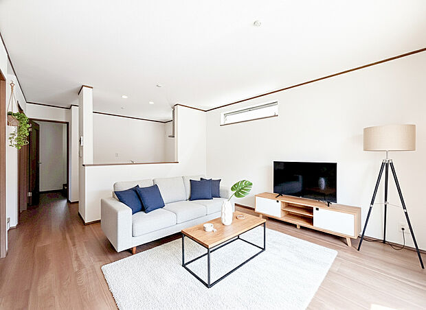 【リビング】大切なご家族が集まるからこそＬＤＫはこだわりたいですよね！休日はおひさまの光をたっぷりと取りこめるリビングでゆったりと過ごしませんか？子供たちが元気に笑いながら走り回っている姿が目に浮かぶ空間です。