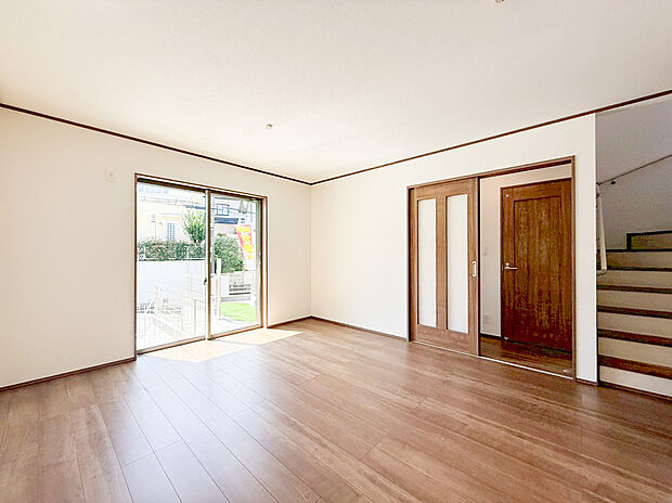 【リビング】広々ＬＤＫは導線もしっかりと取れているので、ダイニングテーブルやソファー、ローテーブルなどの家具もしっかりと配置できます。ゆったりとした広さの空間でご家族だんらんの時間をお過ごしください。