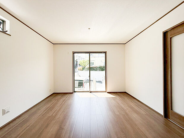 【リビング】オープンでのびやかな空間を生み出す、こだわりの広がりとゆとり。家族と過ごす時間を大切にしたい方にぴったりの明るくゆとりある住空間です。南側の窓からの日差しがリビングの隅々までしっかりと届きます！