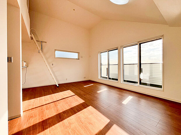 【リビング】遊び心と実用性を兼ね備えたロフトへ繋がる梯子が、暮らしに彩りとゆとりを添えてくれます 。開放感に満ちたこの場所で、家族との穏やかな時間を過ごしませんか。