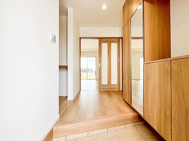 【玄関】散らかりがちな玄関もスッキリと保てる玄関収納は、家の中に入る時一番最初に目に付く場所だからこだわりたいですよね!木目調の落ち着いた雰囲気の色目が、お部屋の雰囲気をそのまま表している家の顔です。