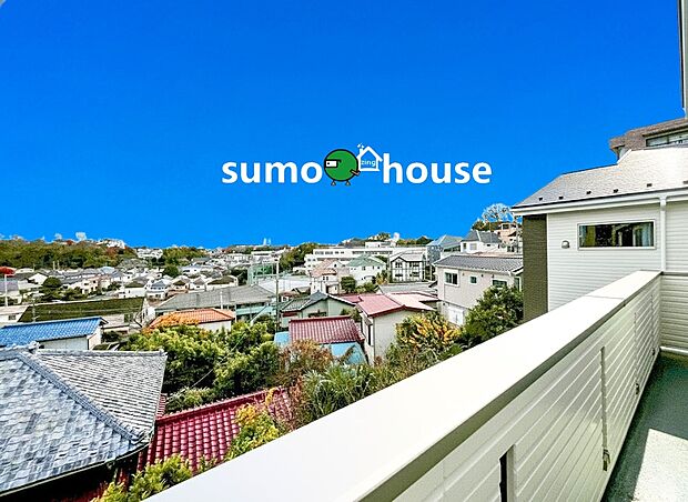 【どこまでも見渡せる眺望】南に大きく面したバルコニーは、たっぷりの陽光と開放感をもたらし、洗濯物がよく乾くだけでなく、朝のコーヒータイムや夕暮れのひとときに、空と街並みを眺めながら心をほどく贅沢な時間を演出します。