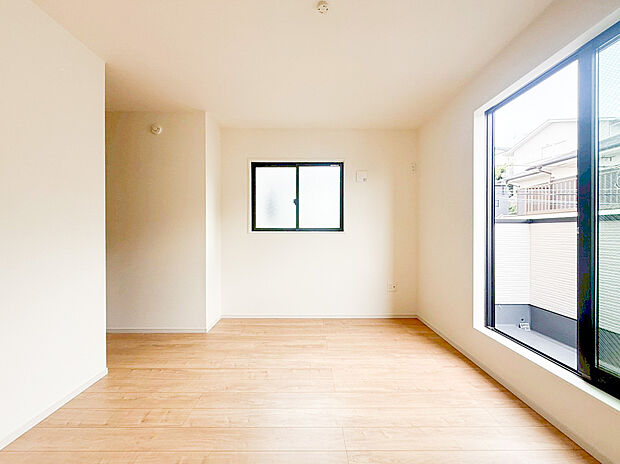 【居室】2面採光でお部屋の隅々まで明るい印象の居室。おひさまの光を、爽やかな風をたっぷりと取り込めます。居室内はいつも明るい印象ですので、気持ちの良い朝を迎えられそう。毎日の生活も自然と明るくなりますね。