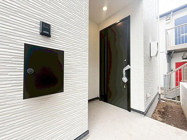 【宅配ボックス】ポスト兼宅配ボックスは不在時に荷物の受け取りが可能です。郵送物の到着時間を気にせず過ごせる便利な設備ですね。