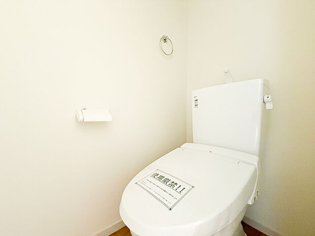 【ウォシュレットトイレ】洗浄機能付き便座を標準装備。冬の寒い時期には暖房機能も活躍。快適にご利用いただけます。