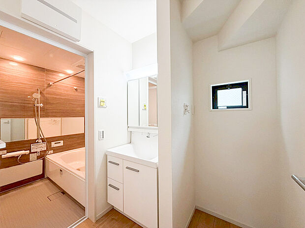 【洗面化粧台】たっぷりの大型収納を設けたシャワー付き洗面台で快適な暮らしを。収納力と機能性に優れたお手入れラクラクのゆったりとした洗面台で、朝の忙しい時間でも身支度準備がスムーズに出来そうですね。