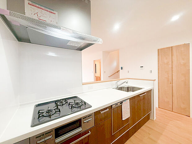 【キッチン】リビングで遊ぶお子様を見守りながらお料理が出来る対面式カウンターキッチンは、料理をしながらでもご家族との会話を楽しめます！大切なご家族をいつも身近に感じられ、毎日のお料理も楽しくなりますね！