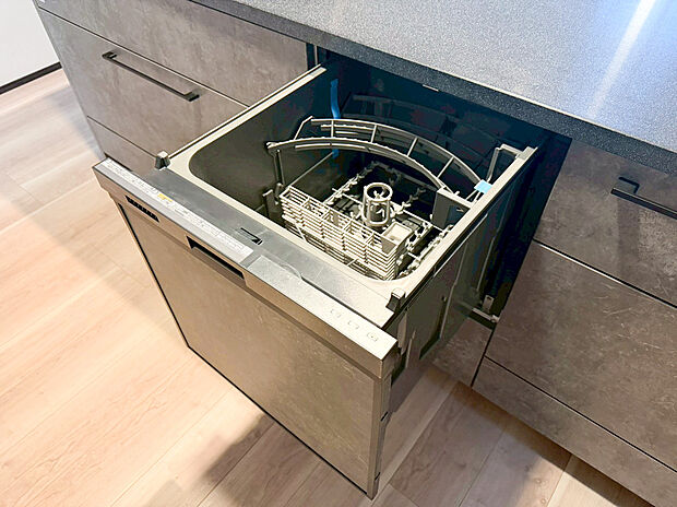 【食洗機】食器洗乾燥機付きで家族の食器もピカピカ。後片付けもラクラクこなせて、環境にもママの手にも優しい設備です。システムキッチン内に納まっているので、お料理の邪魔にもならずスッキリ快適にご利用いただけます。
