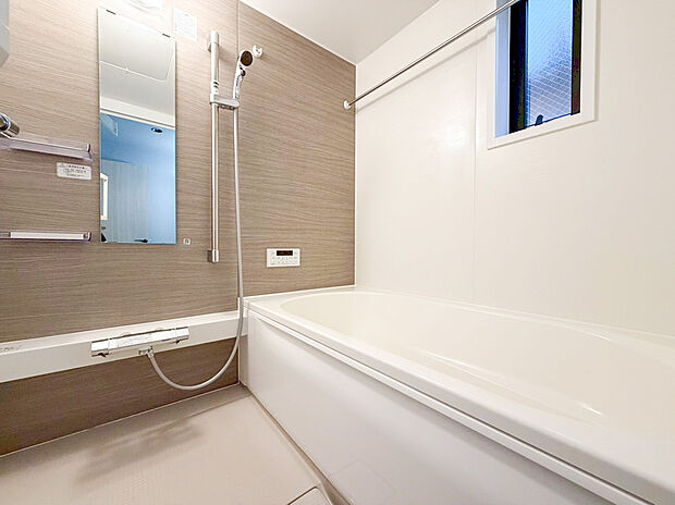 【ユニットバス】ユニットバスはゆったりとくつろげる1坪タイプ。足までしっかりと伸ばせる浴槽は、心身ともにしっかりと疲れを癒してくれます。お子様とも一緒に浸かれ、ご家族みんなで一緒にバスタイムを楽しめますね♪