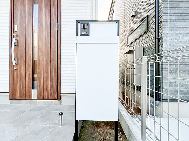 【宅配ボックス】ポスト兼宅配ボックスは不在時に荷物の受け取りが可能です。郵送物の到着時間を気にせず過ごせる便利な設備ですね。