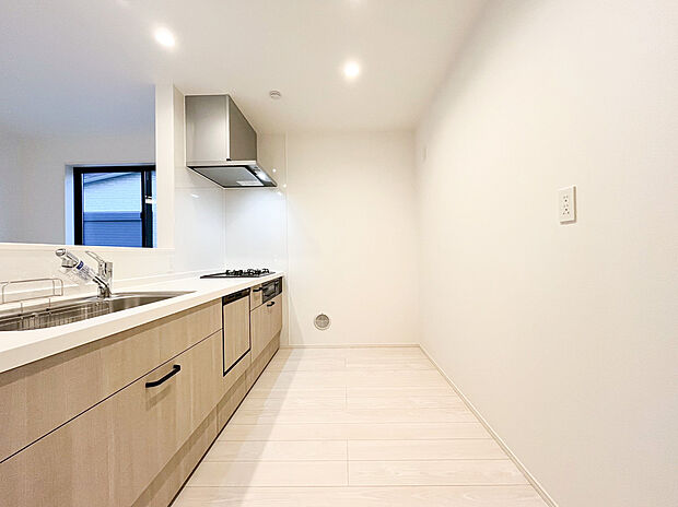 【キッチン】リビングが見渡せる開放的なカウンタータイプで、家族との会話を楽しみながら料理ができます。さらに、日々の負担を軽減するビルトイン食洗機を標準装備。