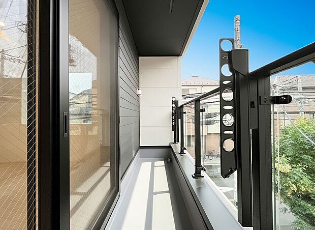 【落ち着いた住環境】四季を通じて自然と触れ合えるスポットが周辺には盛りだくさん！お散歩やジョギング、週末のご家族での遊びに最適です。目の前に広がる開放感とゆとり、暮らしの夢を育む理想の住まいがここにはあります。