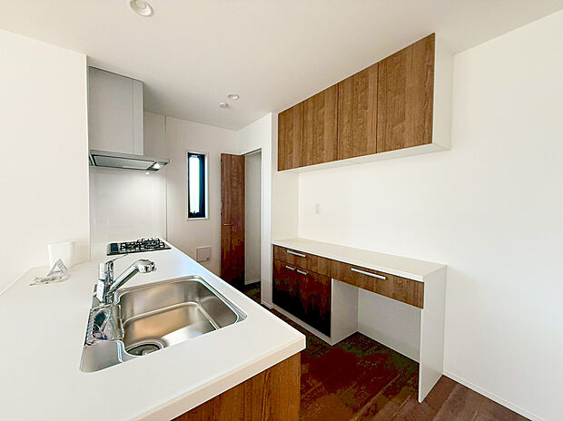 【カップボード&パントリー収納】キッチン横にはパントリースペースを完備。食べ盛りのお子様がいるご家庭や平日共働きで忙しくなかなか何度も買い物に行けないママにとって非常に便利な収納スペースです。あったらいいなが標準装備の家です。