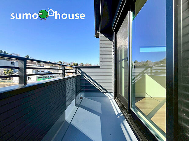 【洗練されたデザイン】南に大きく面したバルコニーは、たっぷりの陽光と開放感をもたらし、洗濯物がよく乾くだけでなく、朝のコーヒータイムや夕暮れのひとときに、空と街並みを眺めながら心をほどく贅沢な時間を演出します。