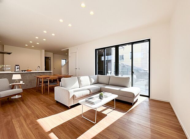 【リビング】BELS評価を取得した省エネ性能の高い住まいで、一年中快適なリビング時間を 。約20.5帖の広々とした空間には床暖房が完備され、冬場も足元からポカポカと温まります 。