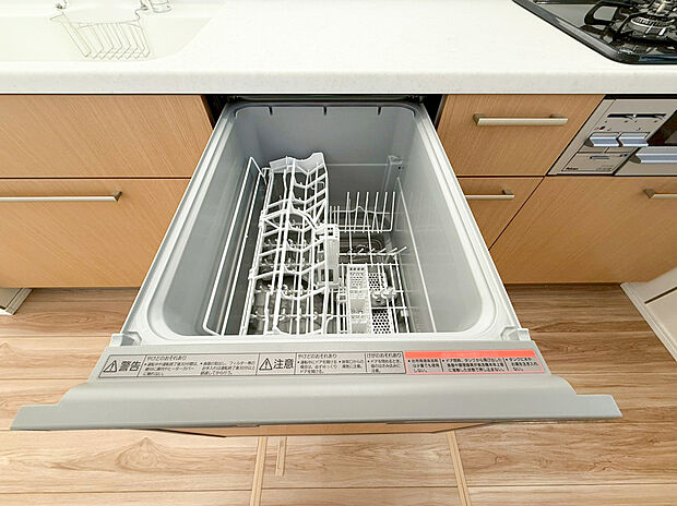 【食洗機】食器洗乾燥機付きで家族の食器もピカピカ。後片付けもラクラクこなせて、環境にもママの手にも優しい設備です。システムキッチン内に納まっているので、お料理の邪魔にもならずスッキリ快適にご利用いただけます。