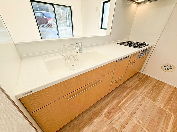 【システムキッチン】スライド収納付きのシステムキッチン。パスタ鍋や圧力鍋、フライパンなどもおしまい頂け、出し入れもスムーズ。収納たっぷりなので料理器具や調味料など細かな物も取りやすく、お子様と一緒にお料理も楽しめます。