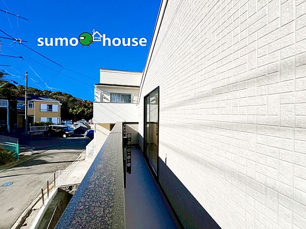 【落ち着いた住環境】横に広くゆとりある設計のバルコニーは、家族全員分の洗濯物も余裕を持って干せる頼もしいサイズ感です 。青空を独り占めできる圧倒的な開放感が魅力 。