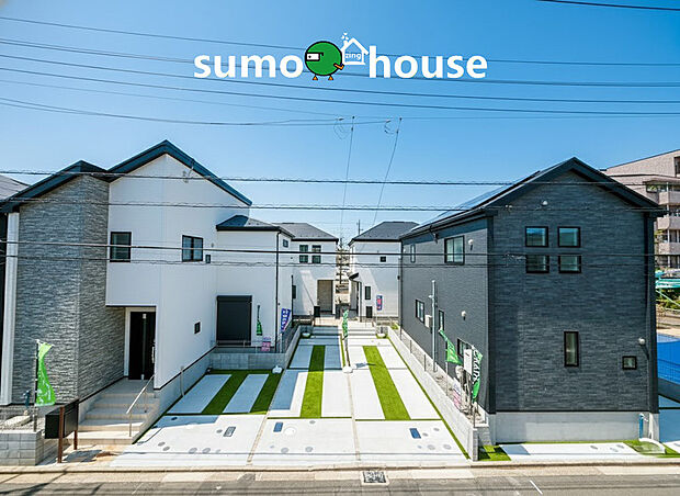 【長期優良認定住宅】黒を基調としたスタイリッシュな外壁に、質感豊かなアクセントタイルを配した品格漂うデザインが目を引きます。前面道路が広く開放的なため、各棟に豊かな陽光が降り注ぎ、明るく心地よい住空間を実現しています。