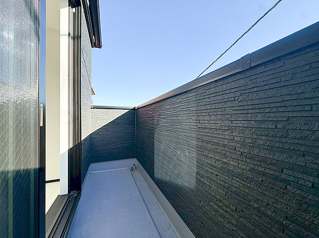 【落ち着いた住環境】南に大きく面したバルコニーは太陽の温かな温もりをめいいっぱい受け止めてくれます。太陽の光と爽やかな風を受けたお洗濯物はあっという間に乾き、取りこむ時には太陽の匂いを感じられそうですね。