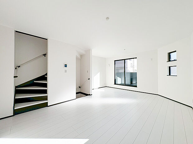 【リビング】オープンでのびやかな空間を生み出す、こだわりの広がりとゆとり。家族と過ごす時間を大切にしたい方にぴったりの明るくゆとりある住空間です。南側の窓からの日差しがリビングの隅々までしっかりと届きます!