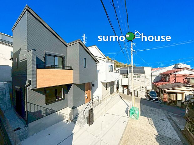 【洗練されたデザイン】深く豊かな緑と爽快な青い空を感じる、まるで杜の中に暮らすような心地よさを存分に堪能いただける邸宅です。最高グレードの設備仕様が標準装備の新築住宅で快適で便利な生活をお送り頂ける一品です。