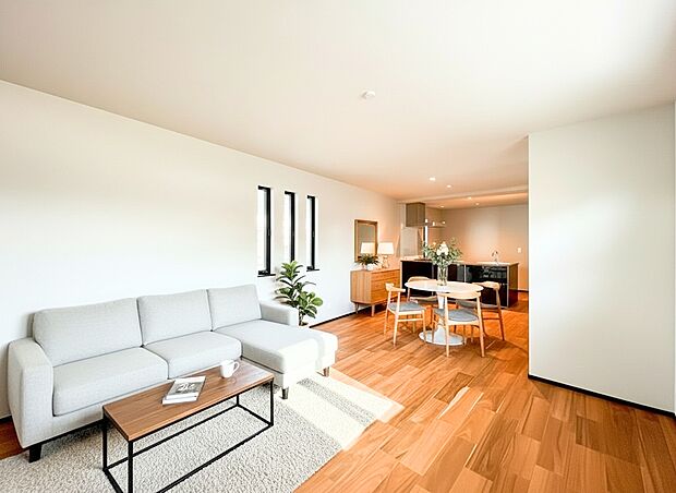 【リビング】大切なご家族が集まるからこそLDKはこだわりたいですよね!休日はおひさまの光をたっぷりと取りこめるリビングでゆったりと過ごしませんか?子供たちが元気に笑いながら走り回っている姿が目に浮かぶ空間です。