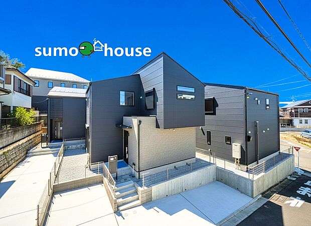 【洗練されたデザイン】グレーとダークカラーで統一されたモダンな外観が、街並みに上質な個性を放ちます。前面には複数台駐車可能なゆとりのカースペースを確保。