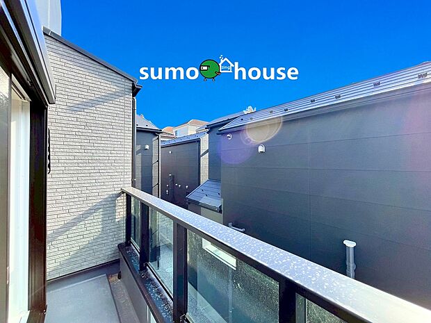 【落ち着いた住環境】青空が広がる開放的なバルコニー！ 日当たりが良く、洗濯物や布団干しに最適です。クリアパネルの手すりが視界を遮らず、明るさと開放感を演出。