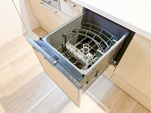 【食洗機】食器洗乾燥機付きで家族の食器もピカピカ。後片付けもラクラクこなせて、環境にもママの手にも優しい設備です。システムキッチン内に納まっているので、お料理の邪魔にもならずスッキリ快適にご利用いただけます。