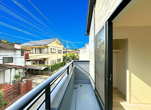 【南面バルコニー】お布団やシーツもまとめて干せます。広いバルコニーからたっぷりの光をうけたお布団やシーツから太陽の匂いが感じられます。1日のおわりに嬉しいですね。